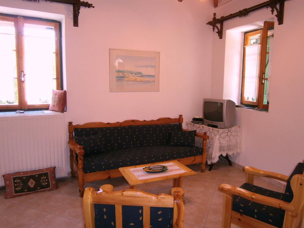 Villa Frias Asprogerakata Rum bild